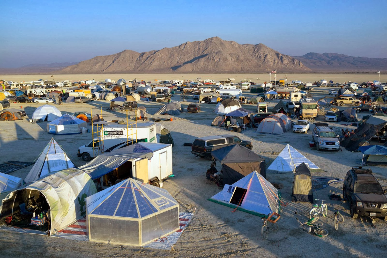 Городок по пути. Бернинг Мэн кемпинг. Burning man лагерь. Город в пустыне Невада Burning man. Палатка на Бернинг Мэн.